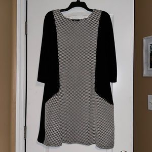 Ivy Beau 3/4-sleeve dress, 10, slimming style in black & black/white pattern EUC